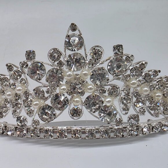 Elegant Crystal & Pearl Tiara For Special Occasions Wedding 1980s - Picture 6 of 9